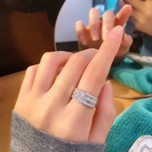 18K White Gold Women Natural Diamond Ring - Picture 2 of 7